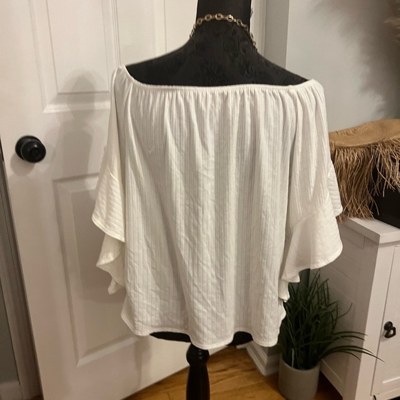 Woman’s off the shoulder blouse - Picture 2 of 5